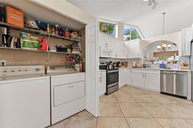 Building Photo - 401 Sabal Palm Ln