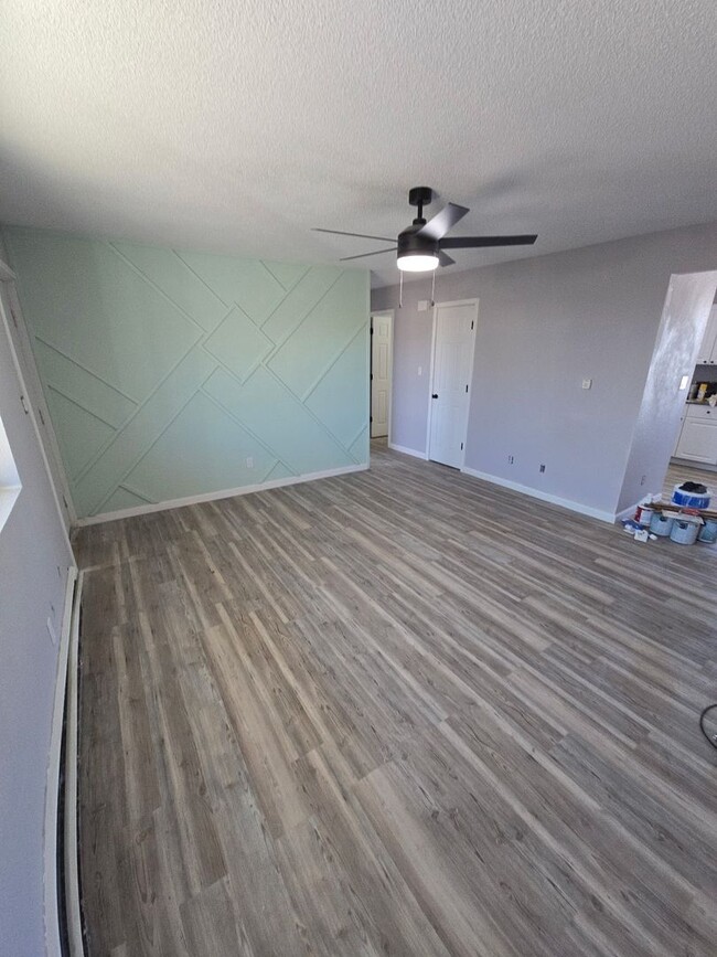 Building Photo - 2 Bed 1 Bath Apartment