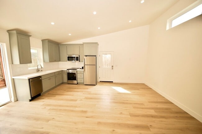 Building Photo - New Willow Glen Dream Back Cottage