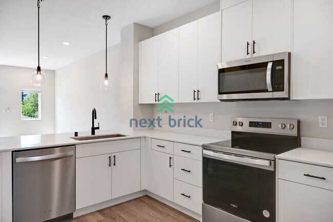 Building Photo - A fabulous 3 bedroom and 3 bathroom house