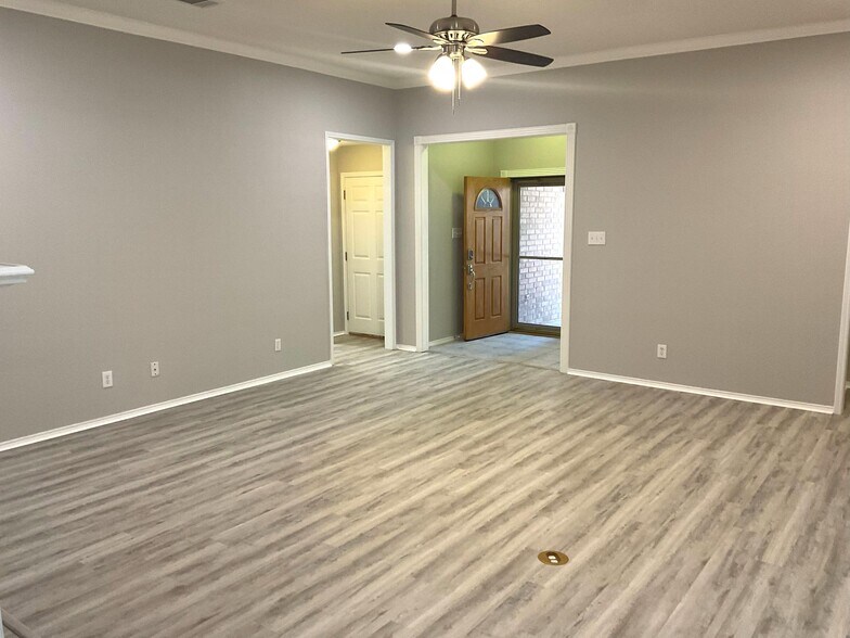 Building Photo - 708 Ridgehill Dr