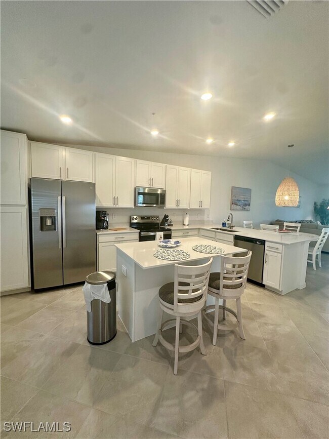 Building Photo - 15265 Grn Acrs Ave