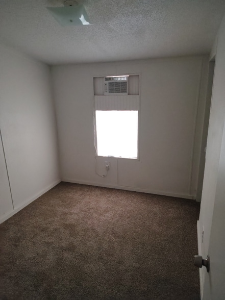 Building Photo - 128 SE Guinevere Ct