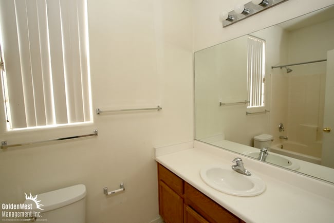 Building Photo - Charming 3Bdm 2Ba Home in Gated Cactus Springs!