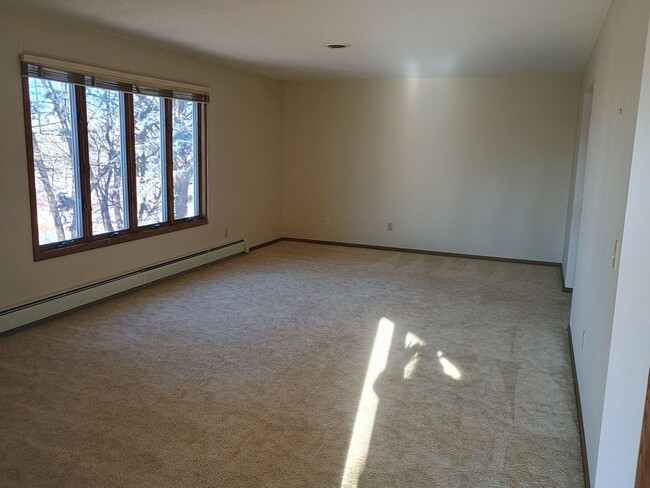 Building Photo - AVAILABLE 4/01/26 Large 2 Bedroom 1 Bath Main Floor Home