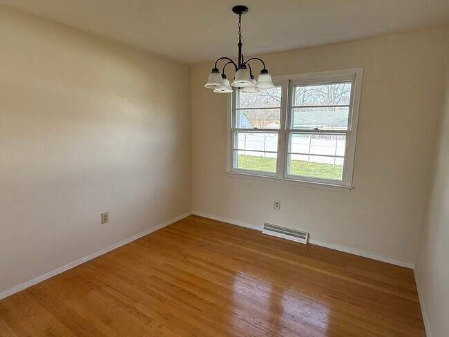 Building Photo - 60 Red Coach Dr