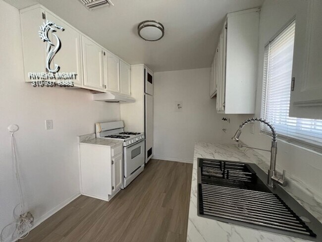 Building Photo - 242