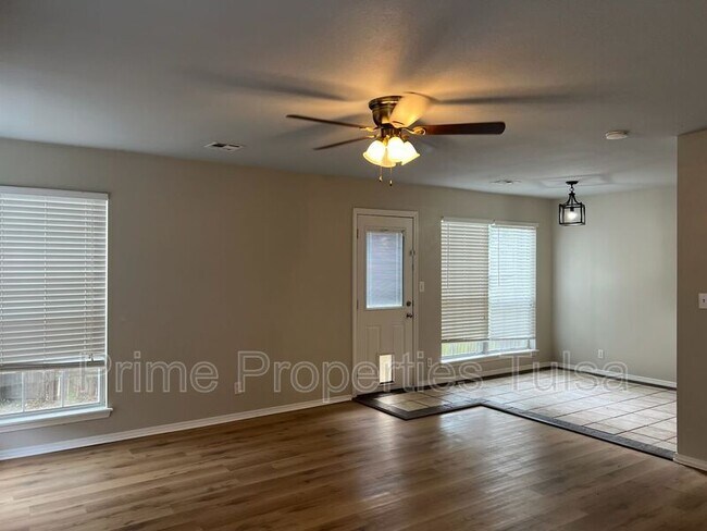 Building Photo - 1120 W Florence Ct