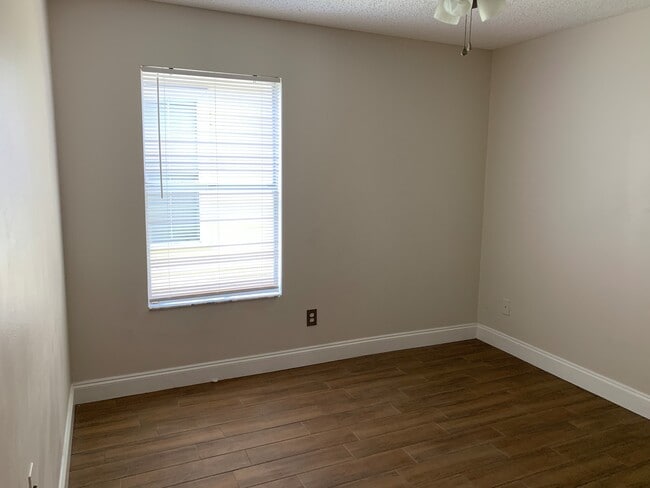 Building Photo - 3 Bedroom Remodeled Home in Surrey Ridge