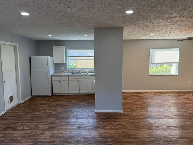 Building Photo - 2Bedroom 2 Bath Single Family Home W/1 Car Garage