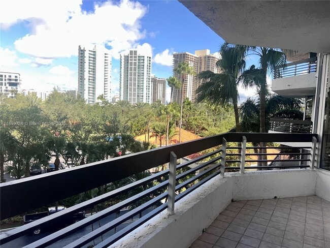 Building Photo - 3600 Mystic Pointe Dr