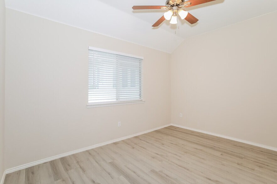 Building Photo - 240 Creekview Dr