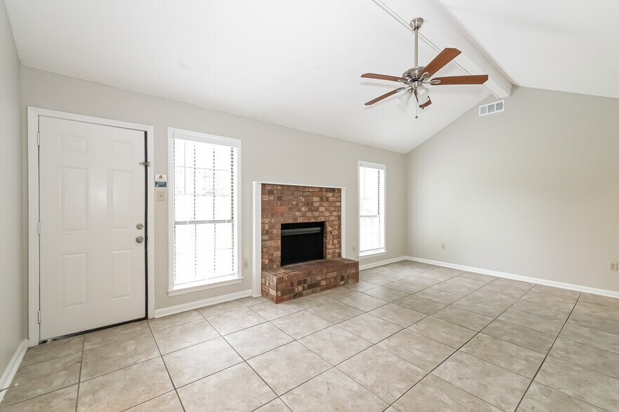 Building Photo - 2694 Lakeside Dr