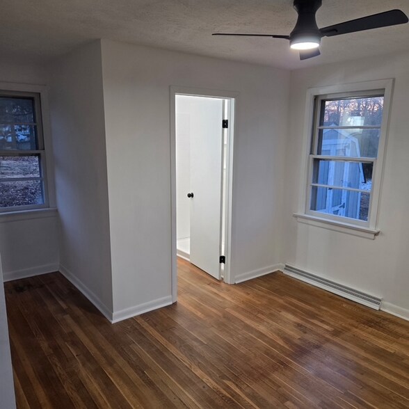 Building Photo - 8011 Kenmore Dr