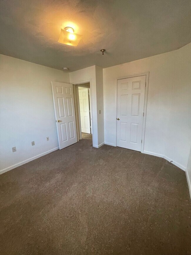 Building Photo - 4 Bedroom 2 Bath Apartment Top Floor