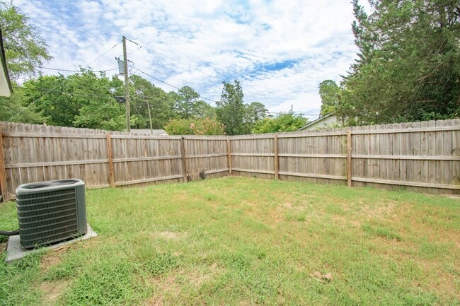 Building Photo - 1401 Thelbert Dr