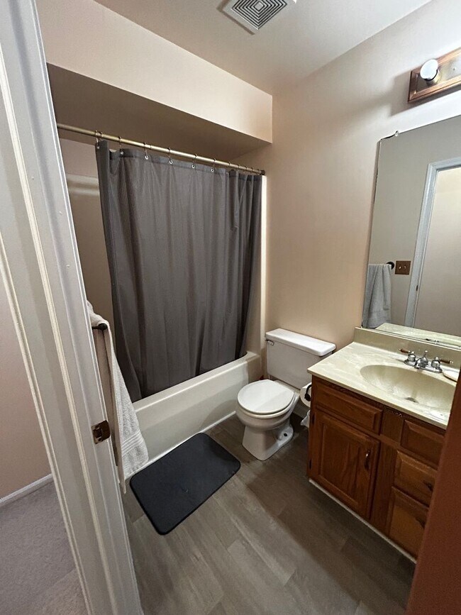 Building Photo - 2 Bedroom 2.5 Bathroom Condo close to Down...