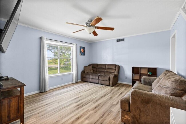 Building Photo - 607 E 11th St