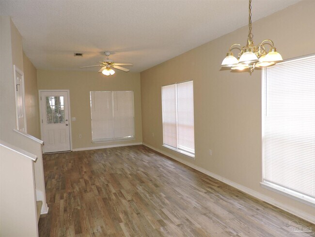 Building Photo - 206 Wildflower Ln