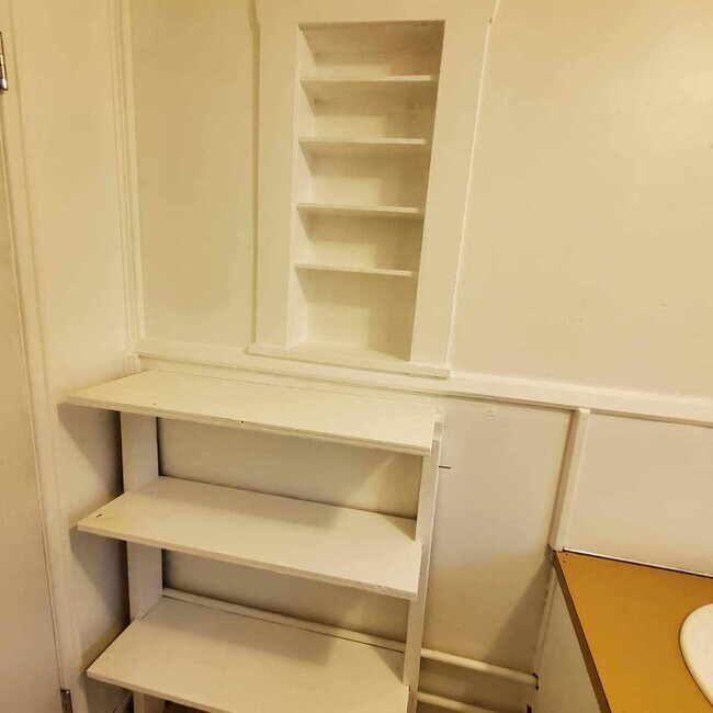 Building Photo - 407 Adams Ln