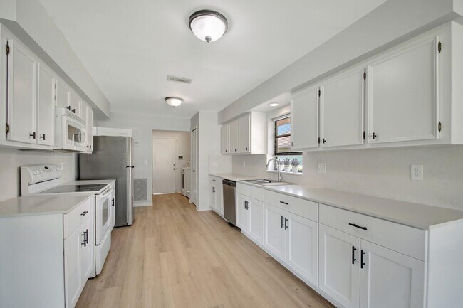 Building Photo - 10452 Greentrail Dr S