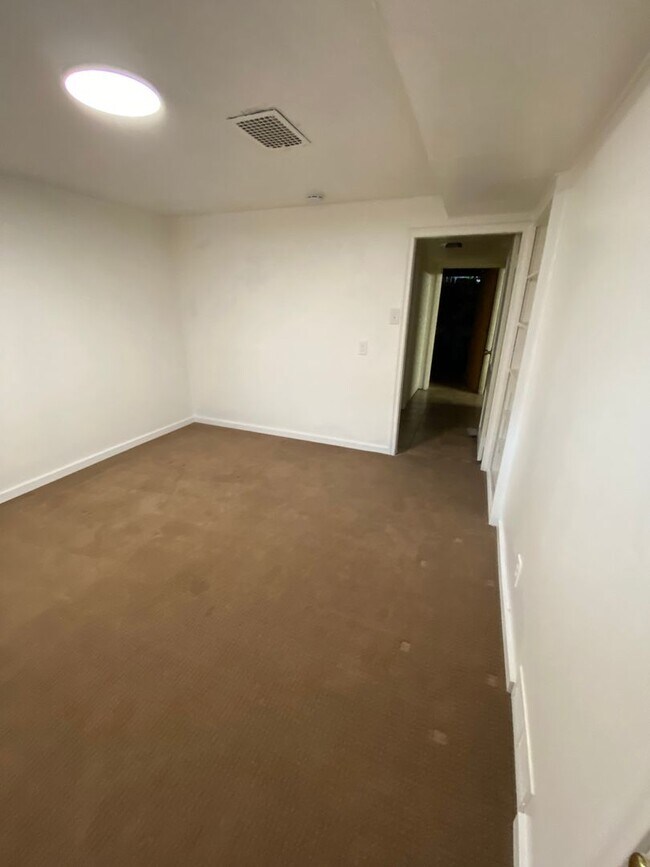 Building Photo - 1374 Maple Dr