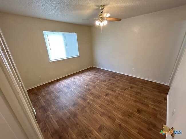 Building Photo - 2108 Carousel Dr