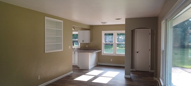 Building Photo - Lovely brick ranch in Millersburg!