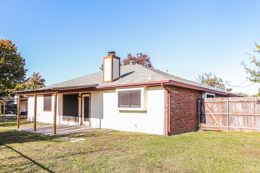 Building Photo - 7618 Creek Wood Dr
