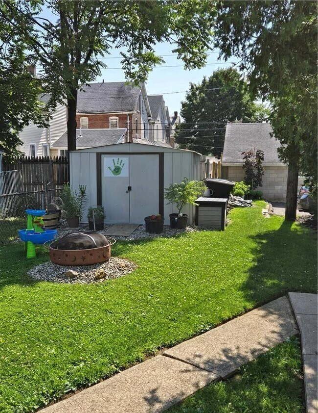 Building Photo - 632 Linden St