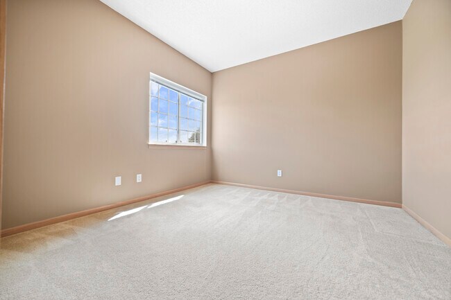 Building Photo - 870 W Cherry St