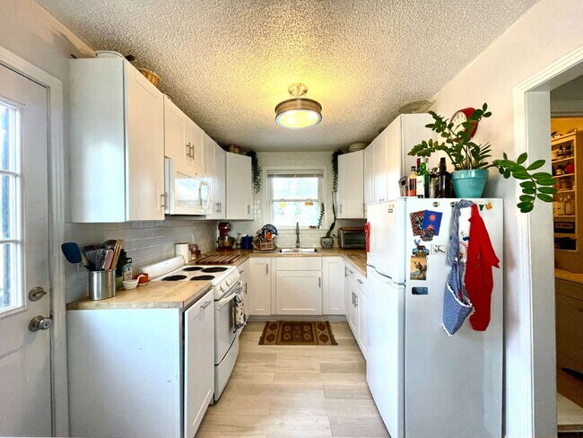 Building Photo - Phenomenal Downtown River View!