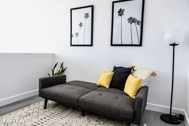 Building Photo - 4557 Rosewood Ave