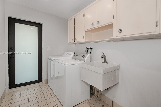 Building Photo - 12725 SW 80th Ave