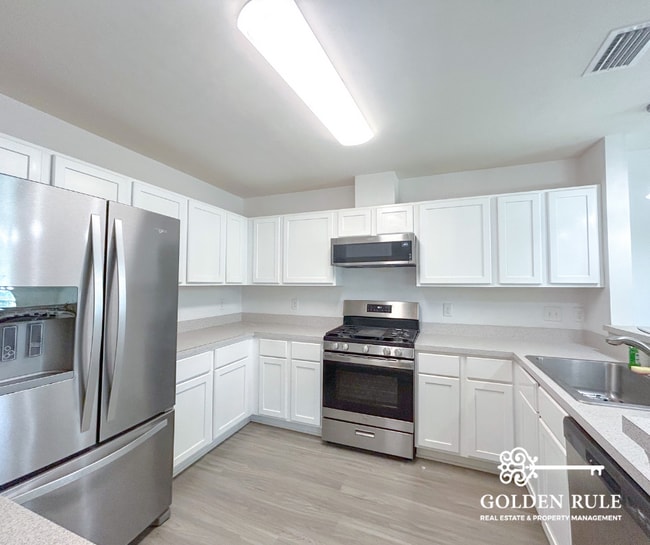 Building Photo - 2738 SE 21st Rd