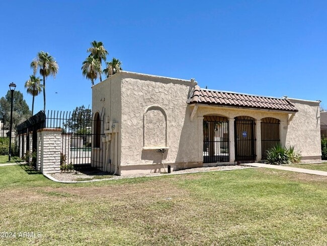 Building Photo - 5742 N 43rd Dr