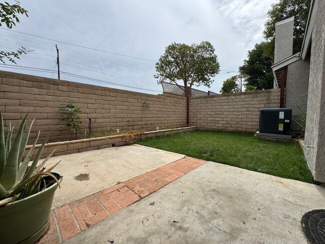 Building Photo - 2bd/2.5ba two car garage townhouse in Coro...