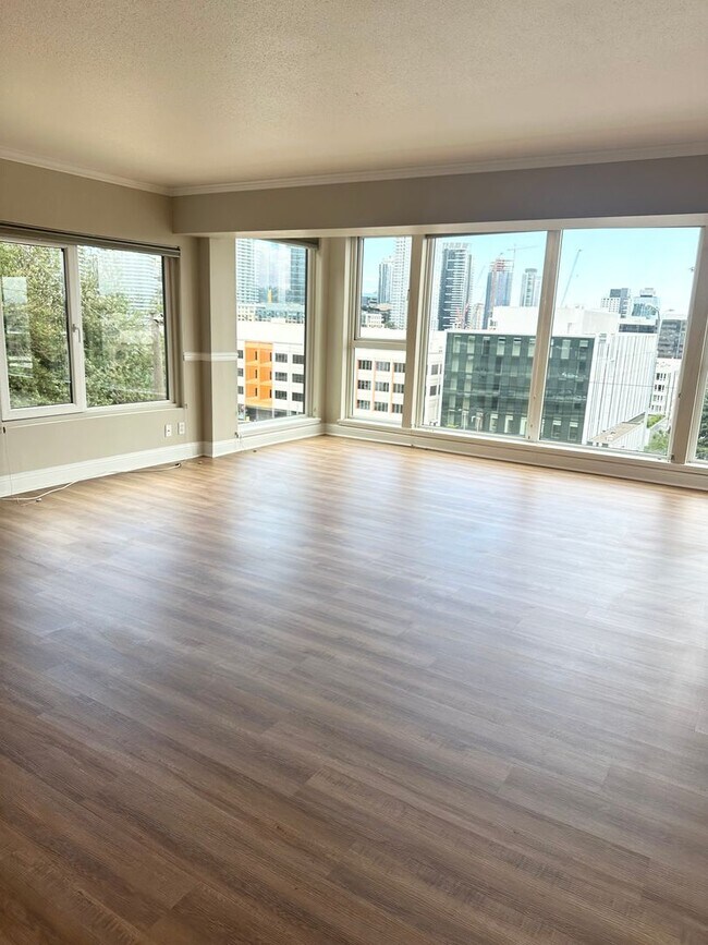 Building Photo - 2-bed, 2-bath Condo with Sweeping Views of City and Space Needle!