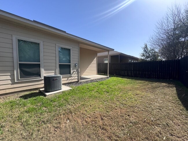 Building Photo - Luxury 3/2 duplex in NBTX