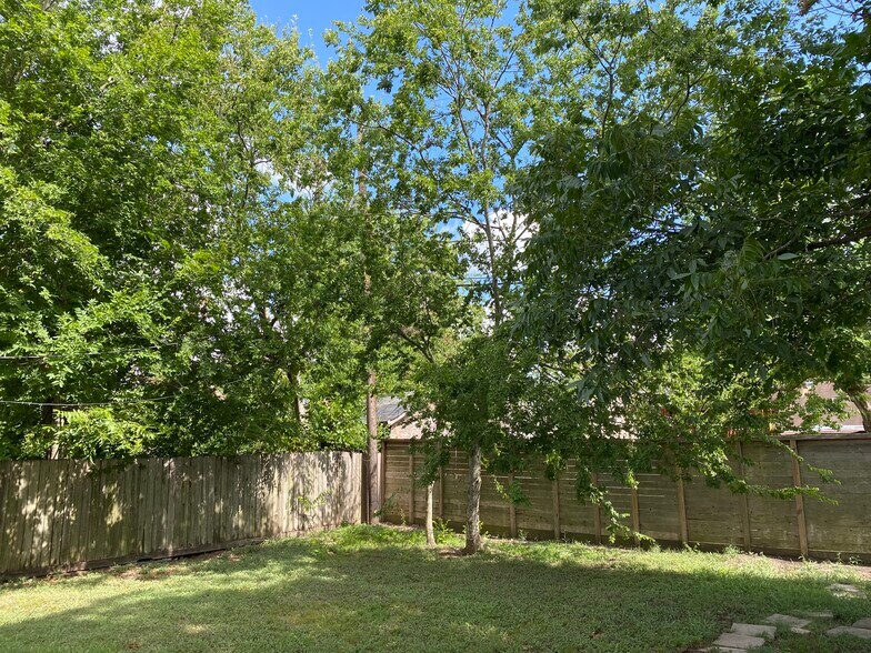 Spacious backyard - 4230 Friar Point Rd