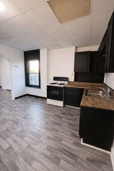 Building Photo - 32 Douw St