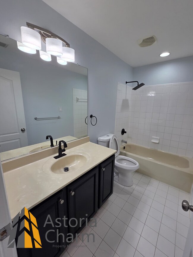 Building Photo - 3 Bedroom 3 Level Home with Garage and Flexible Layout