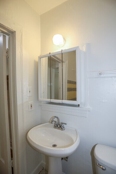Building Photo - 921 W Agatite Ave