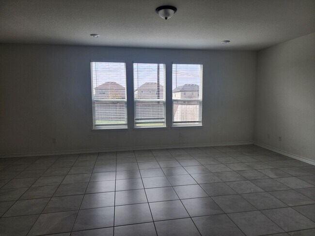 Building Photo - Spacious 4BR House in Converse