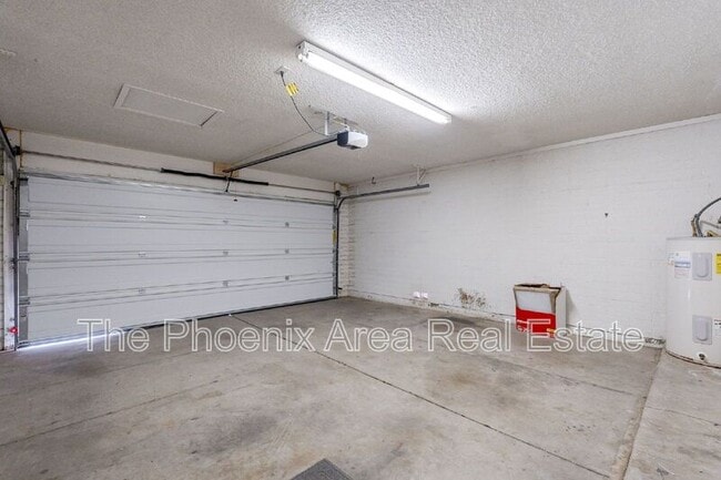 Building Photo - 3231 N Woodburne Dr
