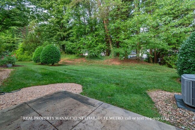 Building Photo - 3BR Townhome - Lake Living in Vineyard Point with Boat Slip Access Near Lake Norman