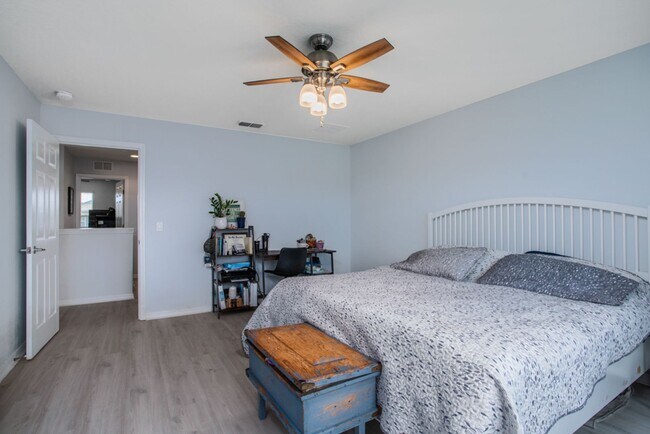 Building Photo - AWESOME 4 BDRM HOME IN GATED LEGACY PARK!