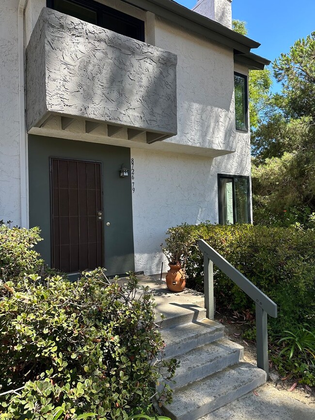 Building Photo - LA JOLLA - 2 Br + Den, Private End Unit To...