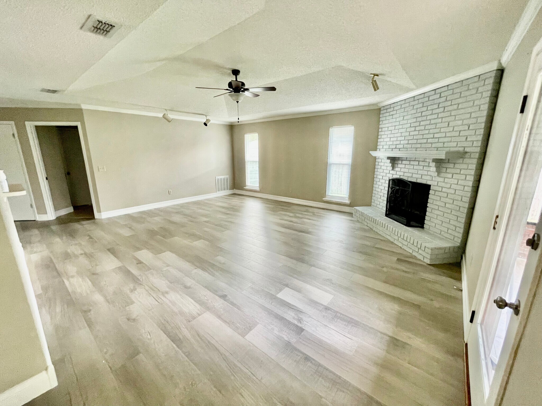 Building Photo - 10439 Inverness Dr