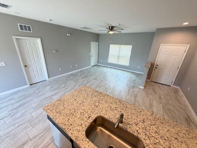 Building Photo - Adorable 3 Bedroom / 2 Bathroom Home in Palm Bay!!